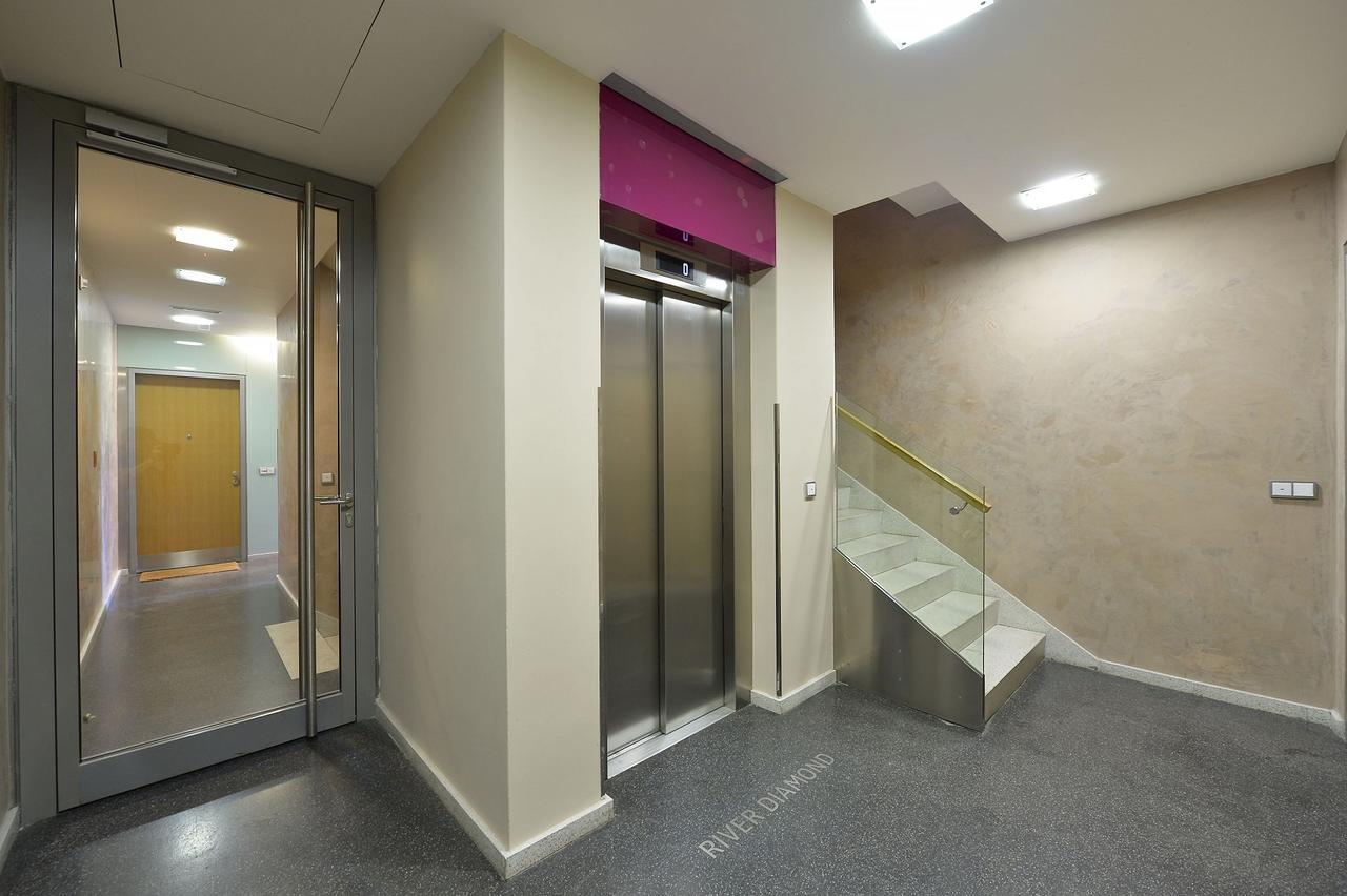 Luxury Apartment River Diamond Residence Praha Bagian luar foto